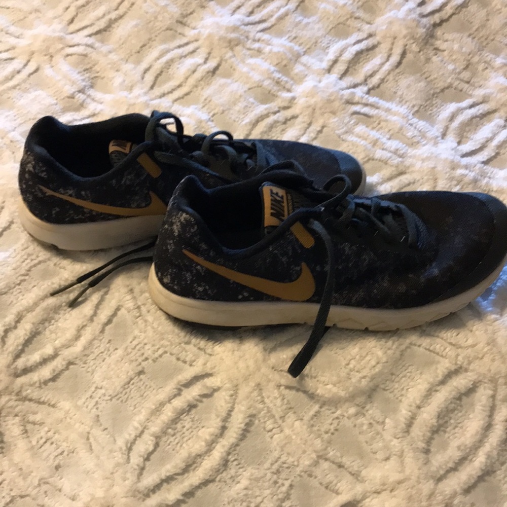 Nike Tennis shoes - Picture 4 of 6